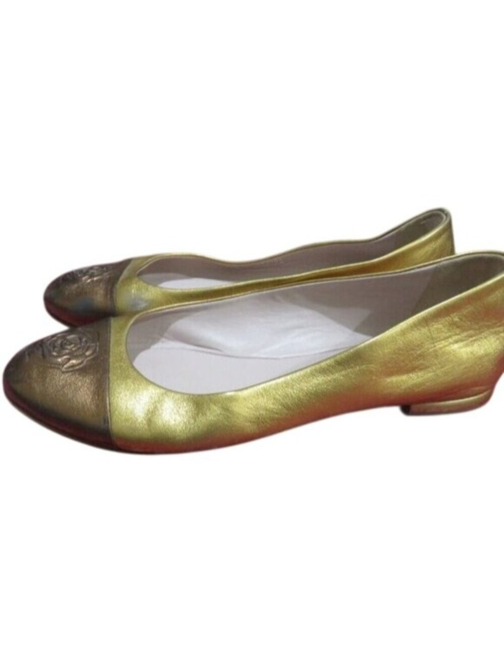 Taryn Rose Gold Metallic Italian Leather Rose Embossed capped toe flats size 8